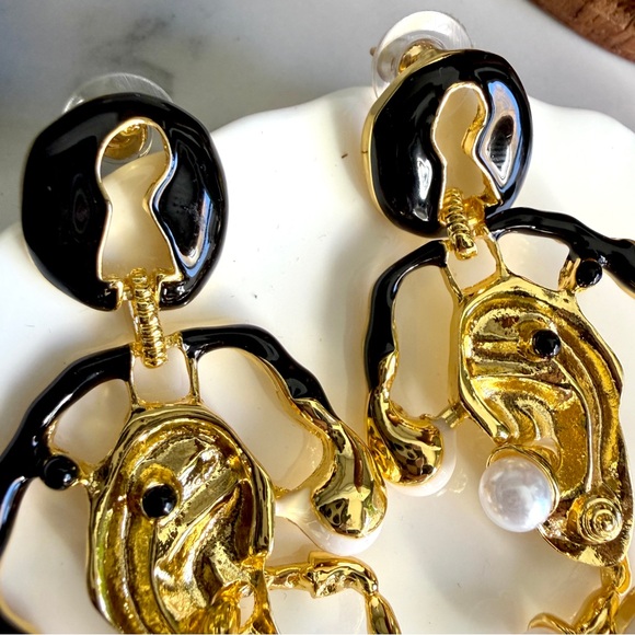 Schiaparelli Inspired Anatomy Ear Gold Tone Earrings Huge Pearl Keyhole Jewelry - Picture 8 of 9